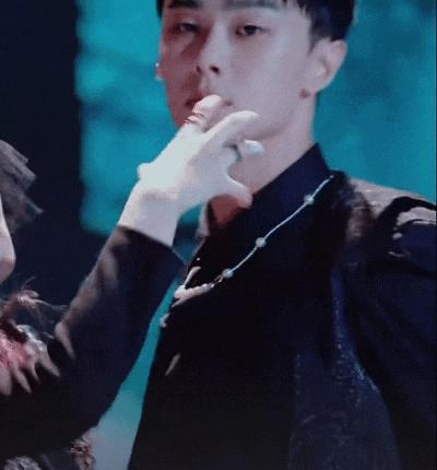 他对女演员做的这些事儿，算是性骚扰吗？