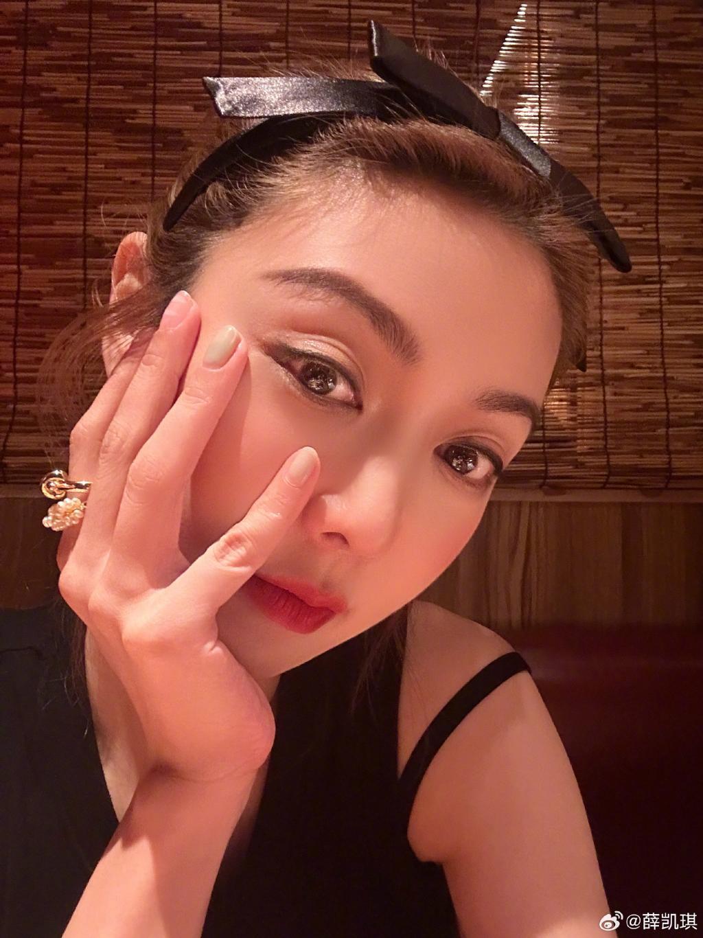 薛凯琪戴蝴蝶结发箍卖萌 歪头自拍可爱满分