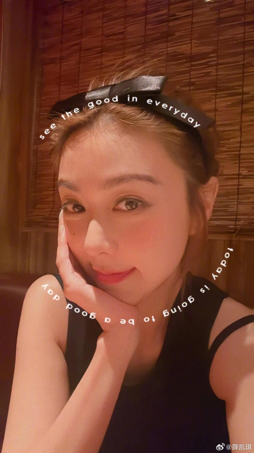 薛凯琪戴蝴蝶结发箍卖萌 歪头自拍可爱满分