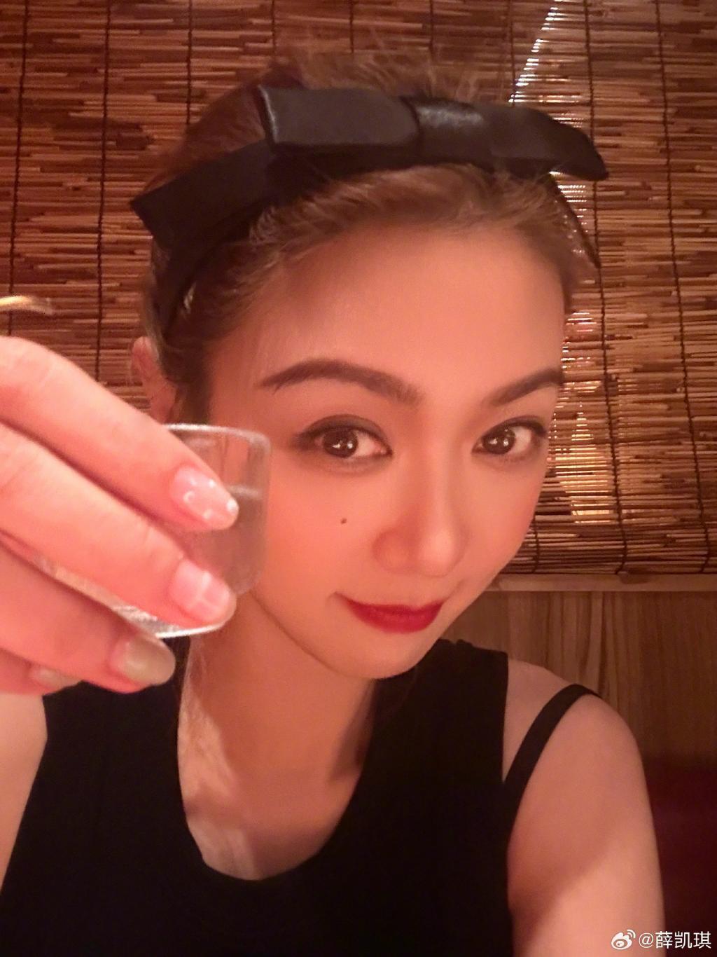 薛凯琪戴蝴蝶结发箍卖萌 歪头自拍可爱满分