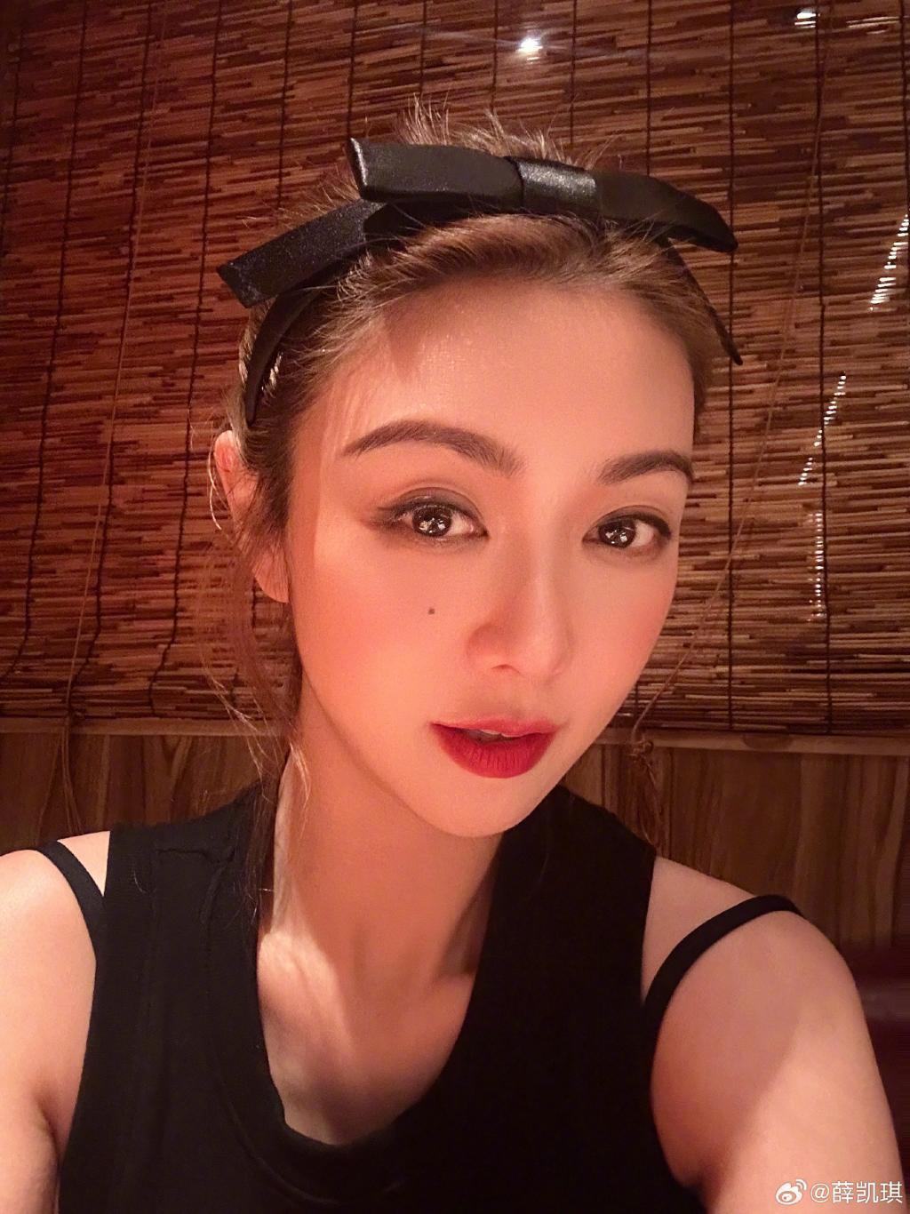 薛凯琪戴蝴蝶结发箍卖萌 歪头自拍可爱满分