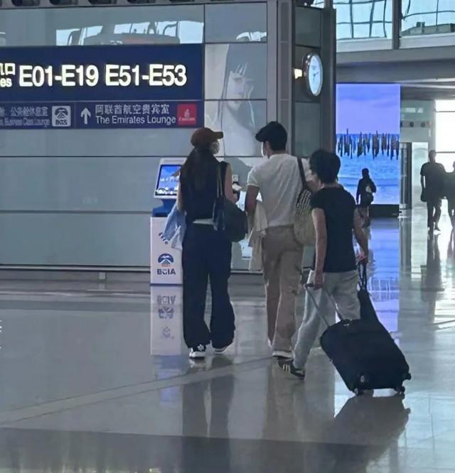 网友机场偶遇井柏然刘雯 晒同框背影照曝小情侣目的地