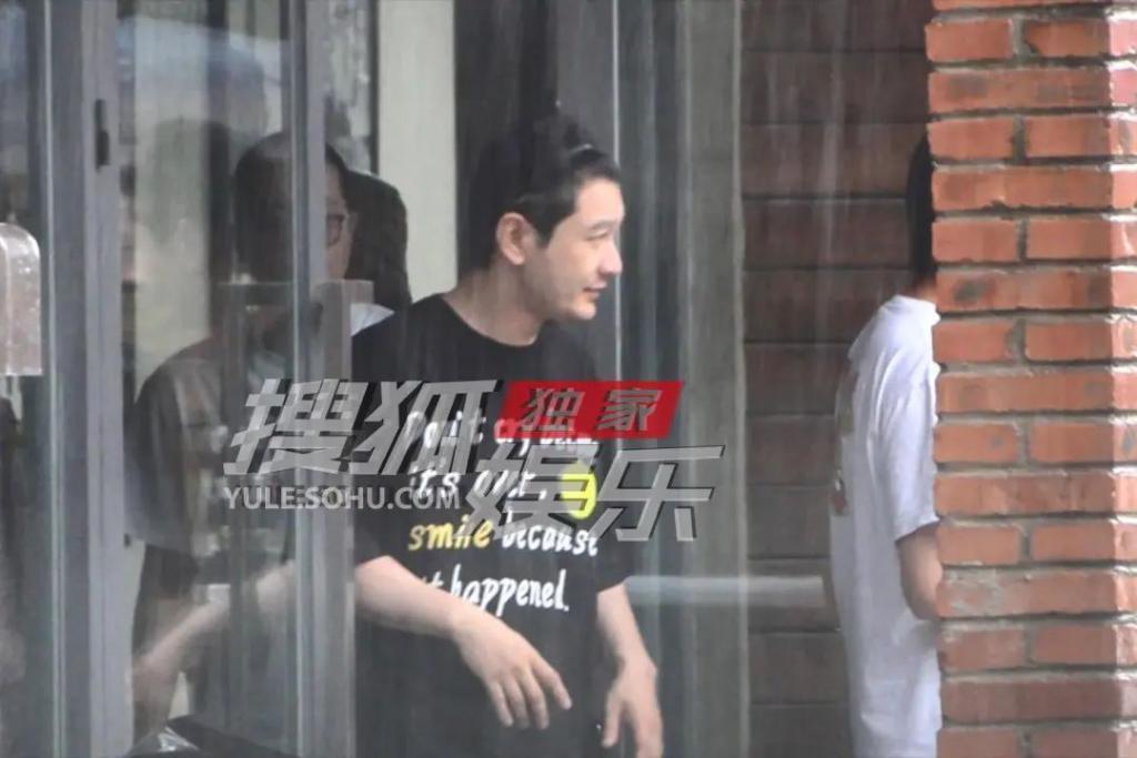 曝黄晓明带小11岁绯闻女友工作，女方打扮性感撞脸baby