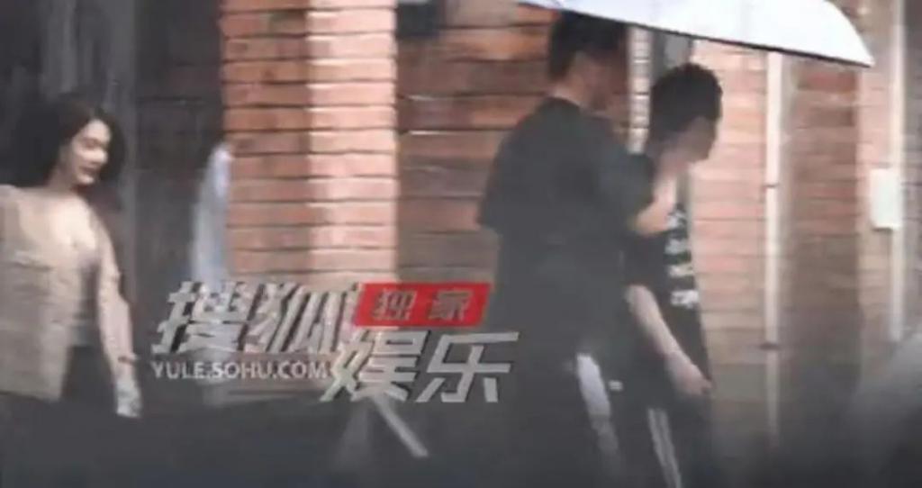 曝黄晓明带小11岁绯闻女友工作，女方打扮性感撞脸baby