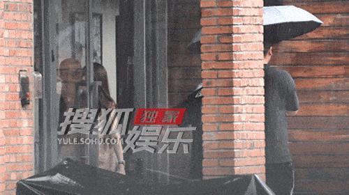 曝黄晓明带小11岁绯闻女友工作，女方打扮性感撞脸baby