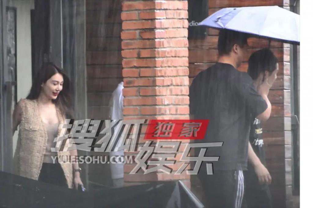 曝黄晓明带小11岁绯闻女友工作，女方打扮性感撞脸baby