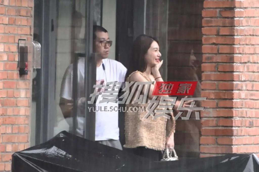曝黄晓明带小11岁绯闻女友工作，女方打扮性感撞脸baby
