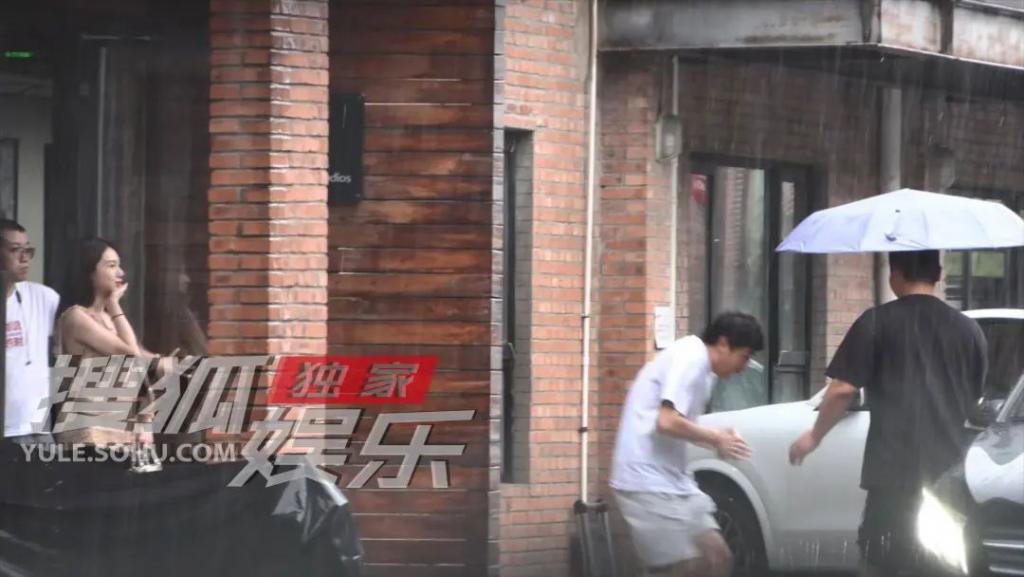 曝黄晓明带小11岁绯闻女友工作，女方打扮性感撞脸baby