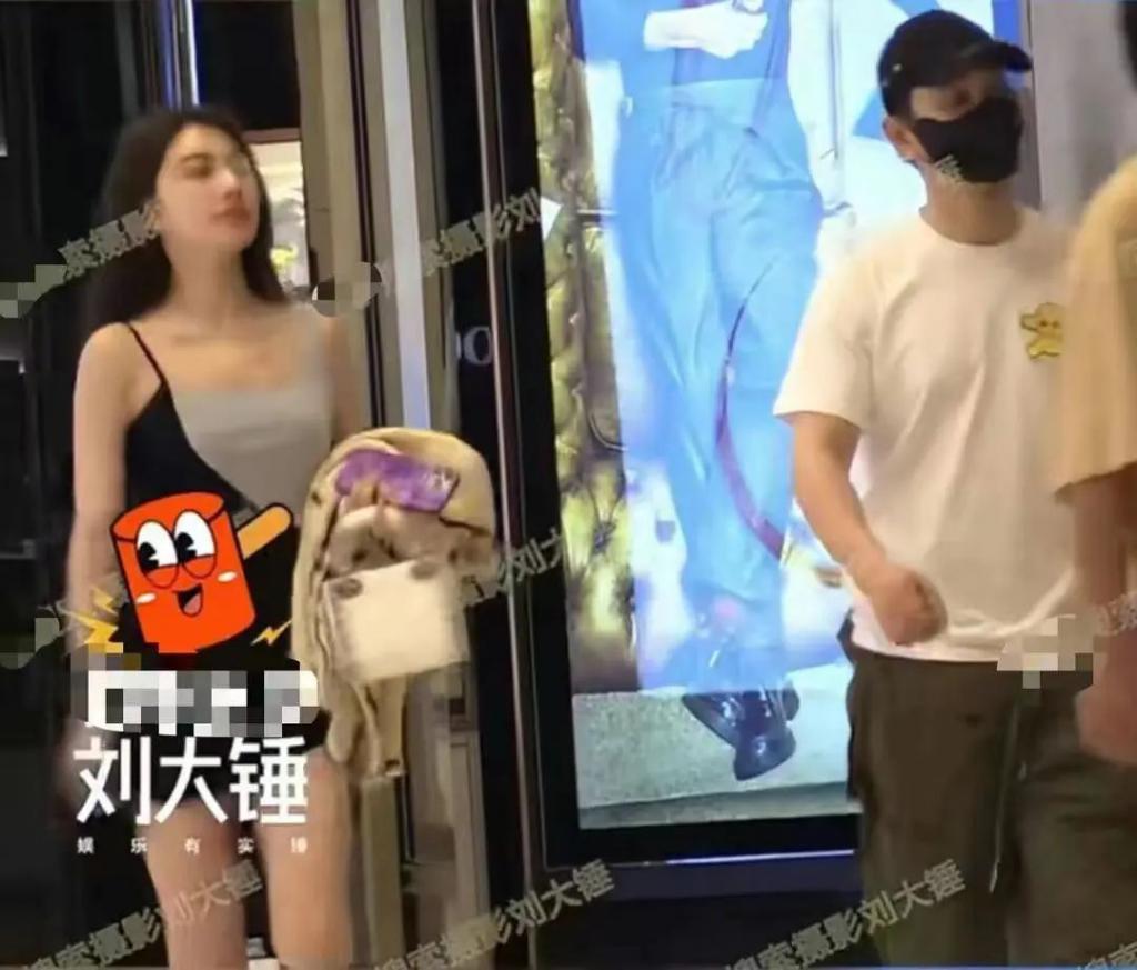 曝黄晓明带小11岁绯闻女友工作，女方打扮性感撞脸baby