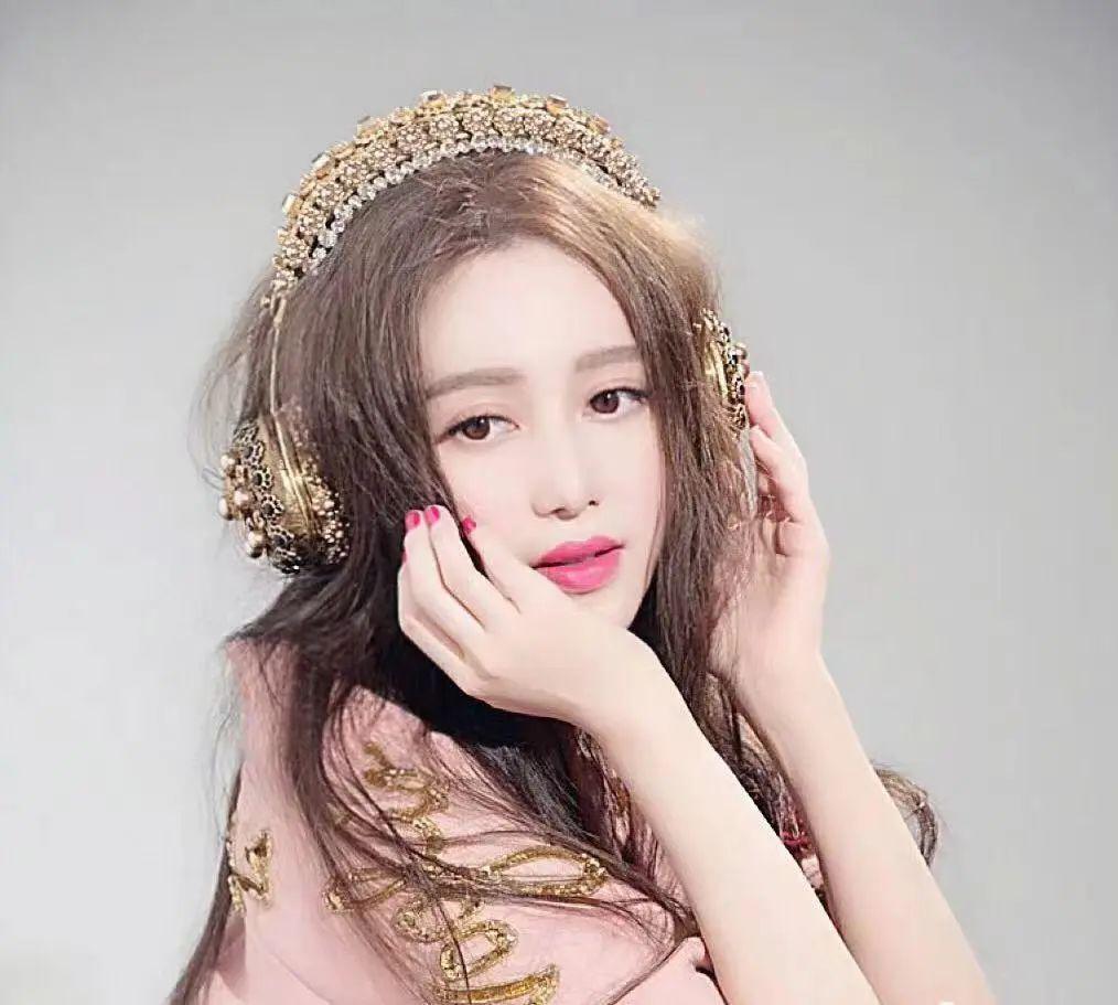 曝黄晓明带小11岁绯闻女友工作，女方打扮性感撞脸baby