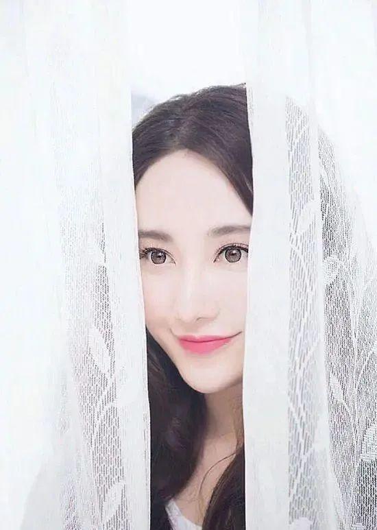曝黄晓明带小11岁绯闻女友工作，女方打扮性感撞脸baby