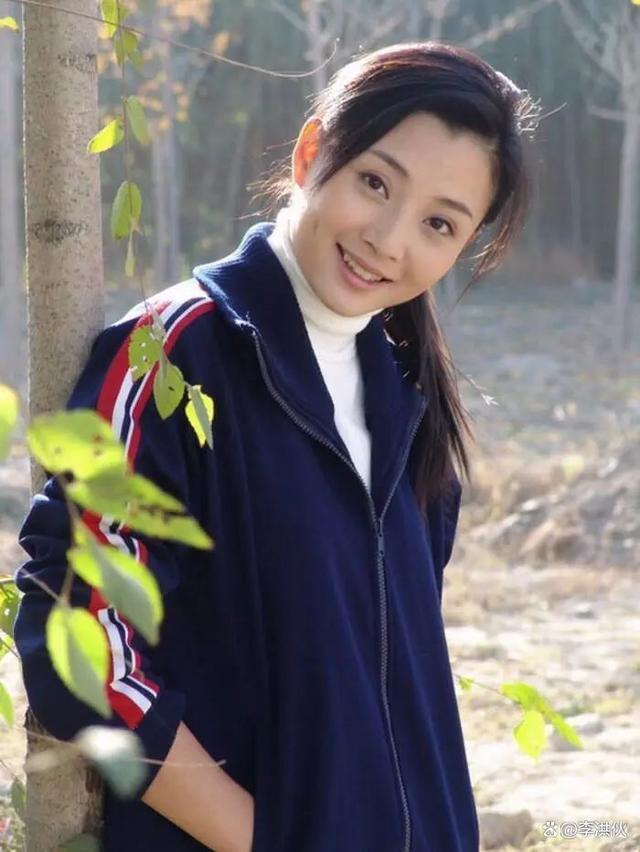 殷桃疑恋情曝光，与神秘男子同行，小腹微微隆起孕味十足