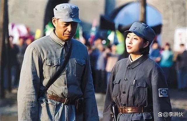 殷桃疑恋情曝光，与神秘男子同行，小腹微微隆起孕味十足