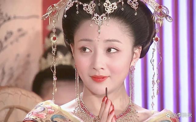 殷桃疑恋情曝光，与神秘男子同行，小腹微微隆起孕味十足