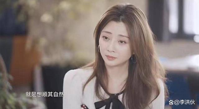 殷桃疑恋情曝光，与神秘男子同行，小腹微微隆起孕味十足