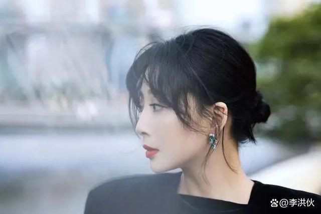 殷桃疑恋情曝光，与神秘男子同行，小腹微微隆起孕味十足