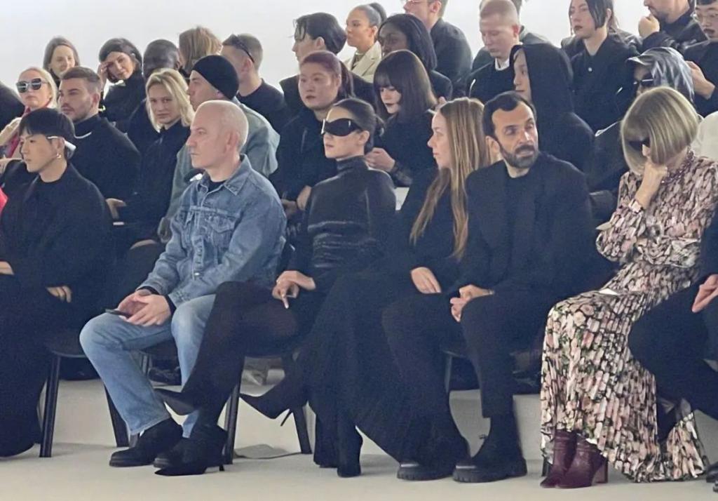 高定穿不完，封面上个遍……时尚圈为啥这么喜欢这位傻大姐？