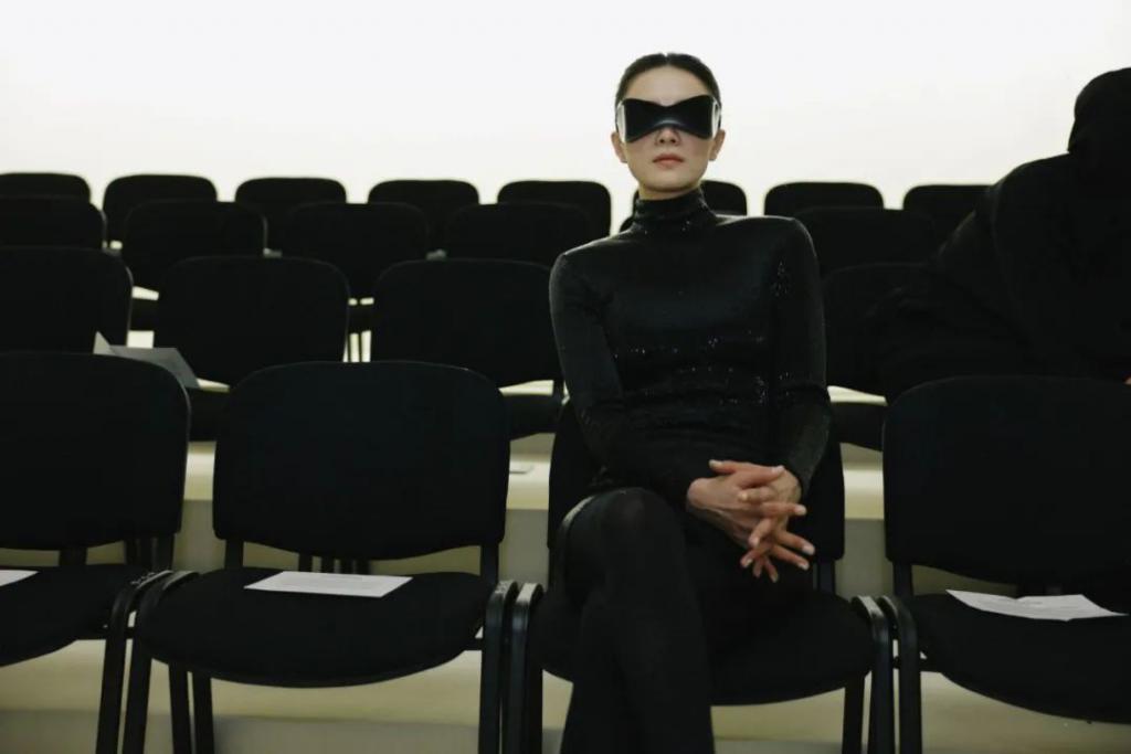 高定穿不完，封面上个遍……时尚圈为啥这么喜欢这位傻大姐？