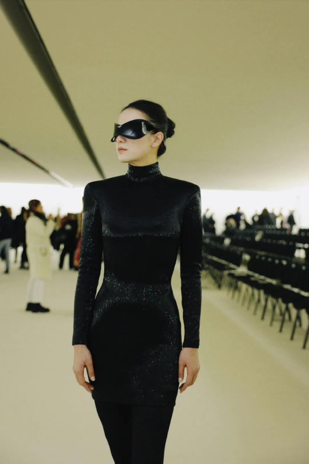 高定穿不完，封面上个遍……时尚圈为啥这么喜欢这位傻大姐？