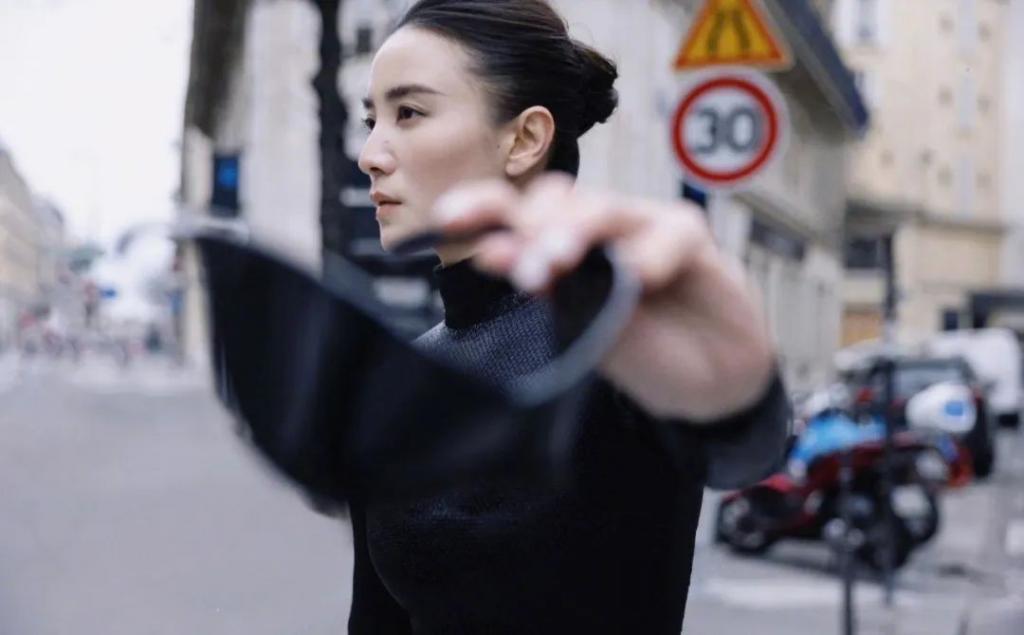 高定穿不完，封面上个遍……时尚圈为啥这么喜欢这位傻大姐？