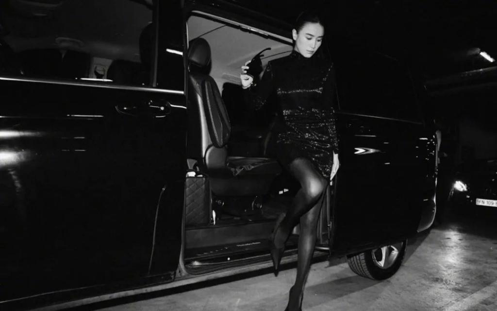 高定穿不完，封面上个遍……时尚圈为啥这么喜欢这位傻大姐？