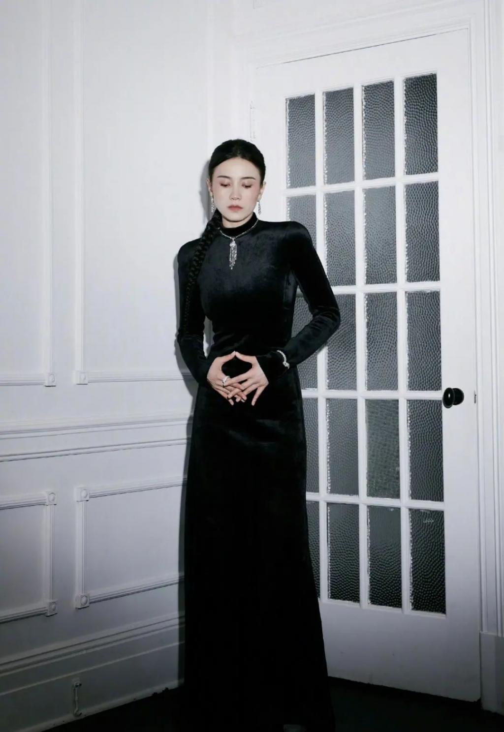 高定穿不完，封面上个遍……时尚圈为啥这么喜欢这位傻大姐？