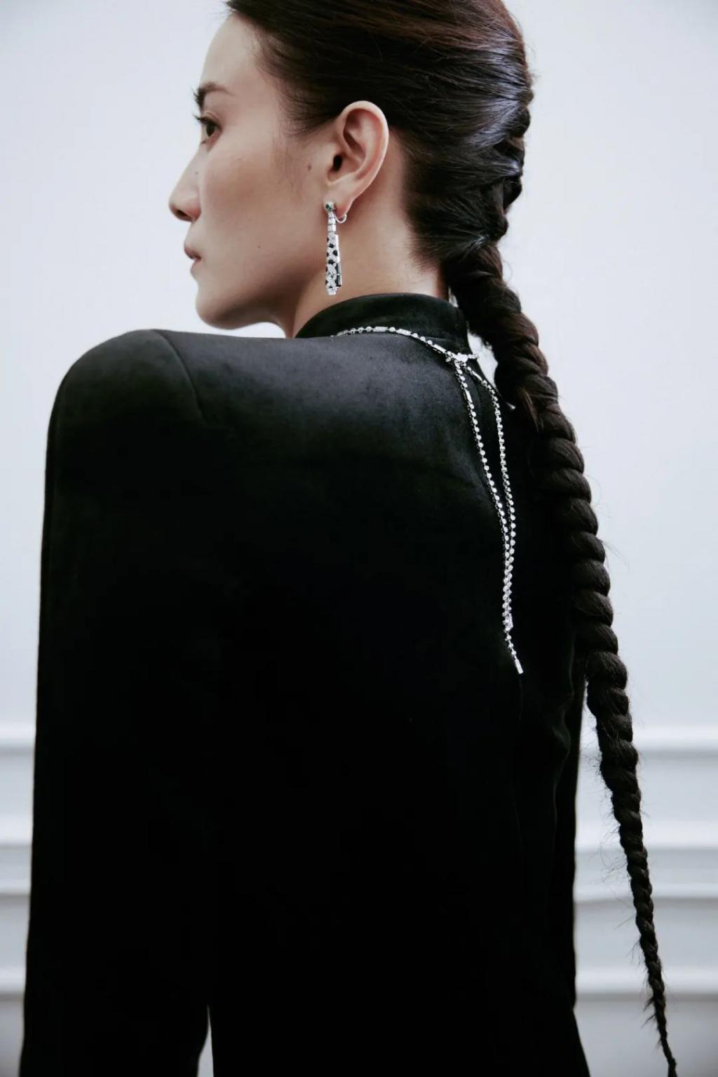 高定穿不完，封面上个遍……时尚圈为啥这么喜欢这位傻大姐？