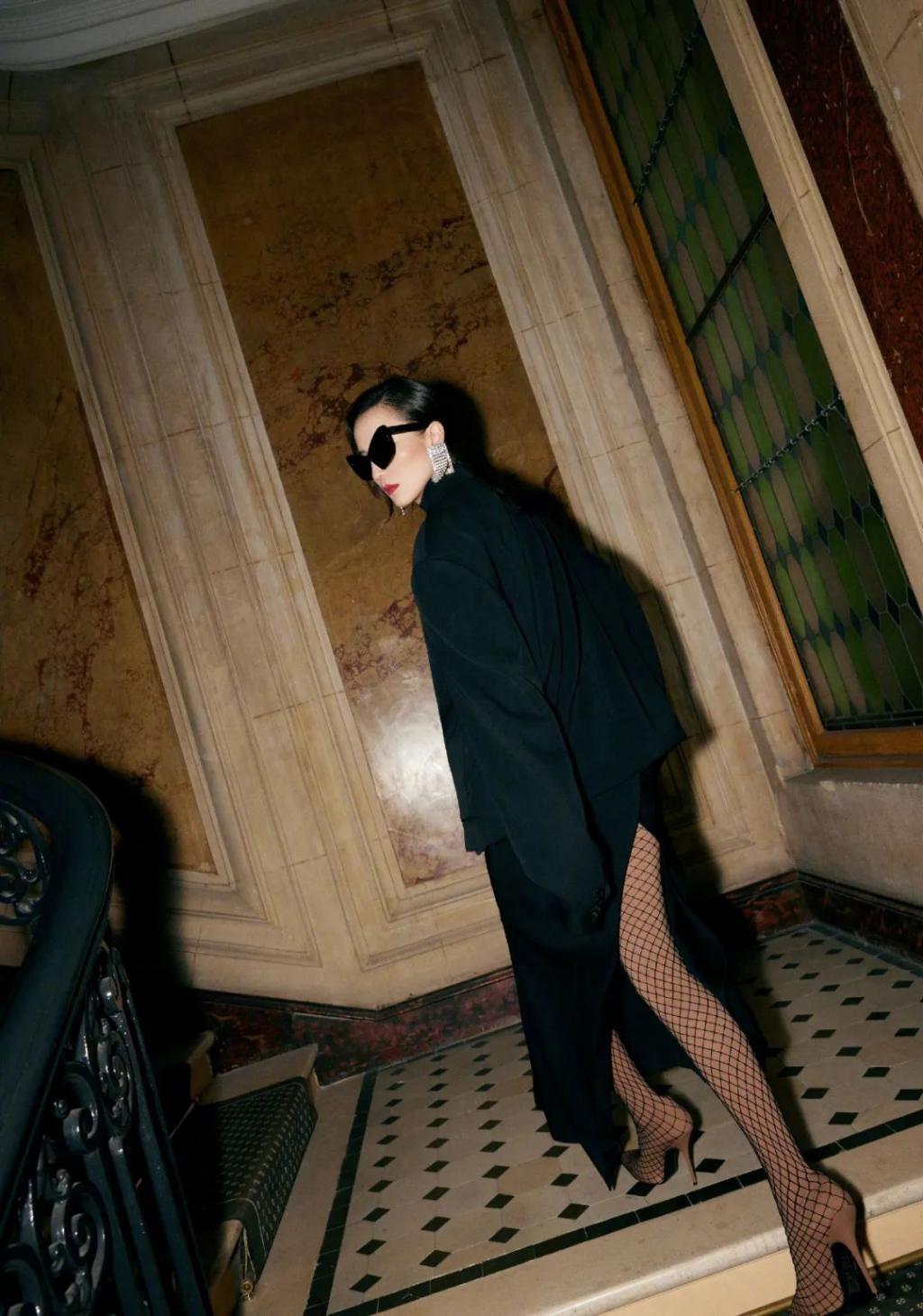 高定穿不完，封面上个遍……时尚圈为啥这么喜欢这位傻大姐？