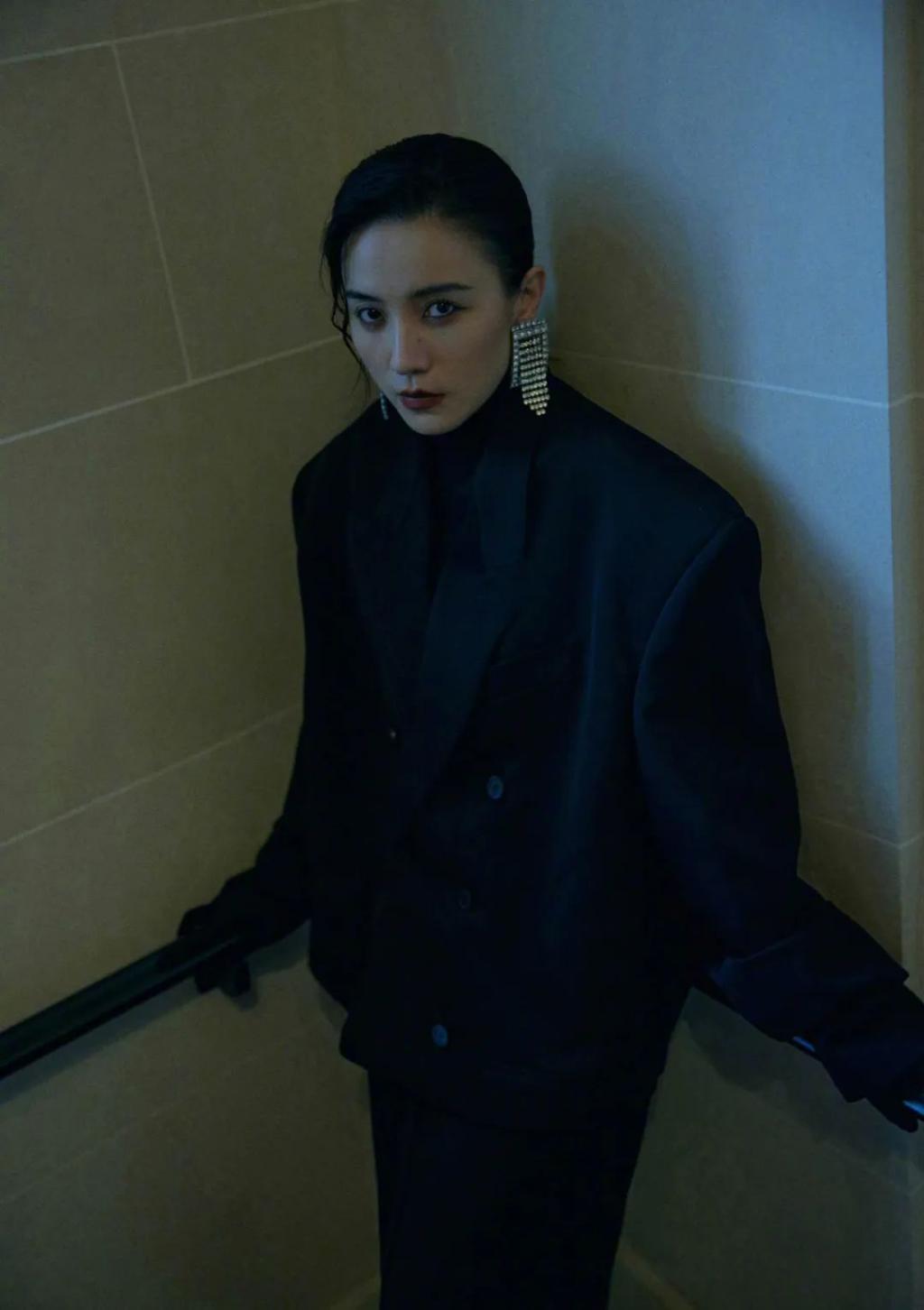 高定穿不完，封面上个遍……时尚圈为啥这么喜欢这位傻大姐？