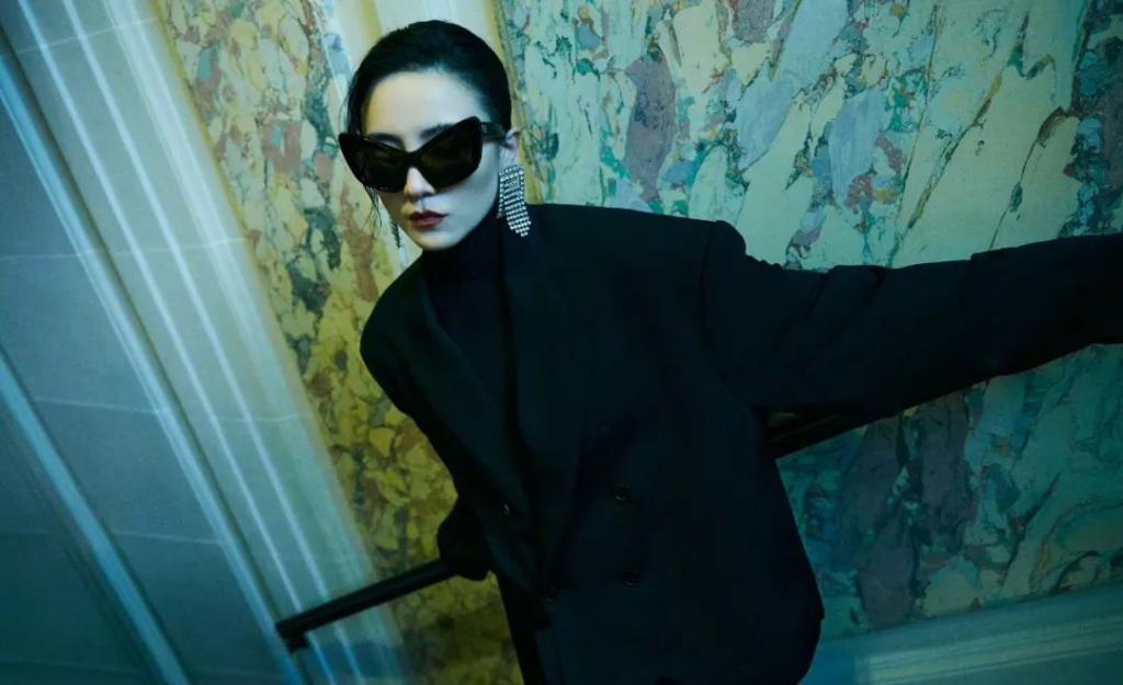 高定穿不完，封面上个遍……时尚圈为啥这么喜欢这位傻大姐？