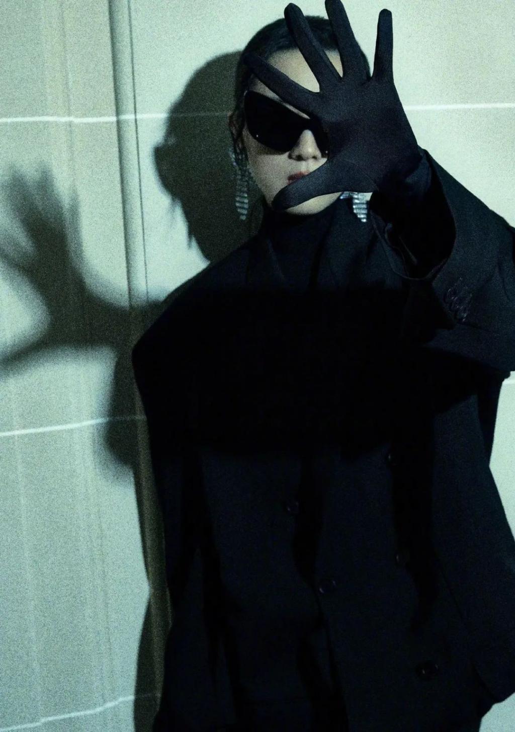 高定穿不完，封面上个遍……时尚圈为啥这么喜欢这位傻大姐？