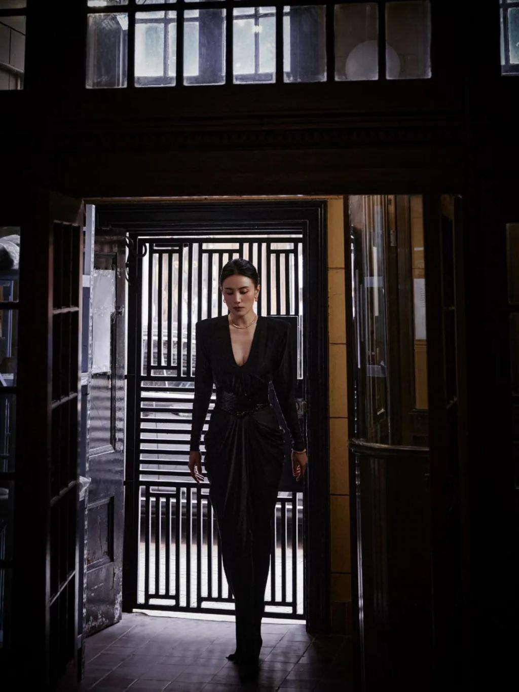 高定穿不完，封面上个遍……时尚圈为啥这么喜欢这位傻大姐？