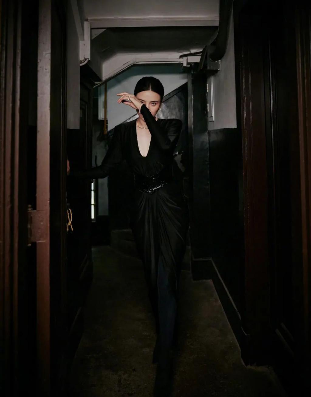 高定穿不完，封面上个遍……时尚圈为啥这么喜欢这位傻大姐？