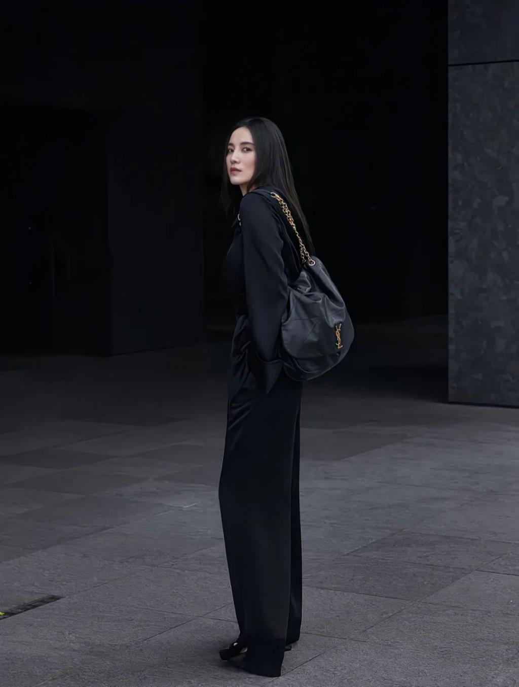 高定穿不完，封面上个遍……时尚圈为啥这么喜欢这位傻大姐？