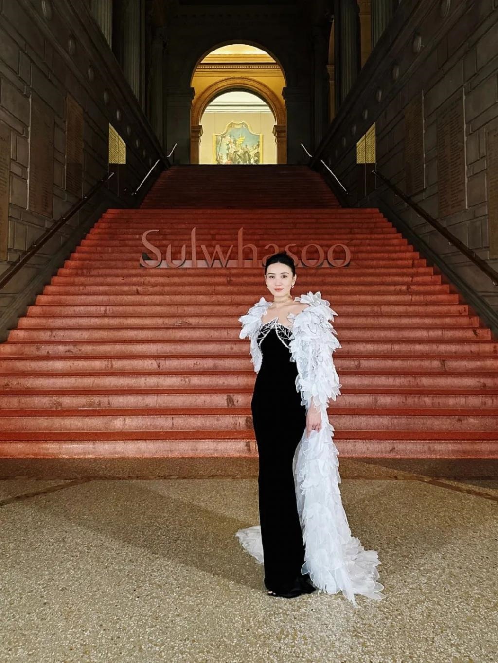 高定穿不完，封面上个遍……时尚圈为啥这么喜欢这位傻大姐？