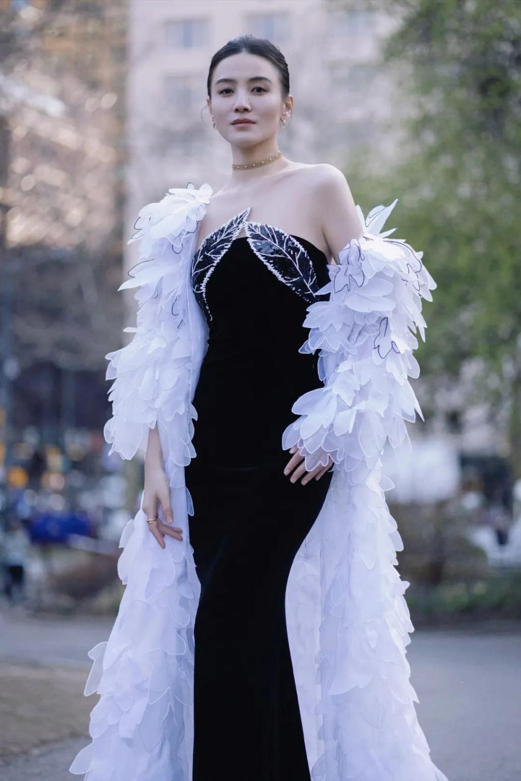 高定穿不完，封面上个遍……时尚圈为啥这么喜欢这位傻大姐？