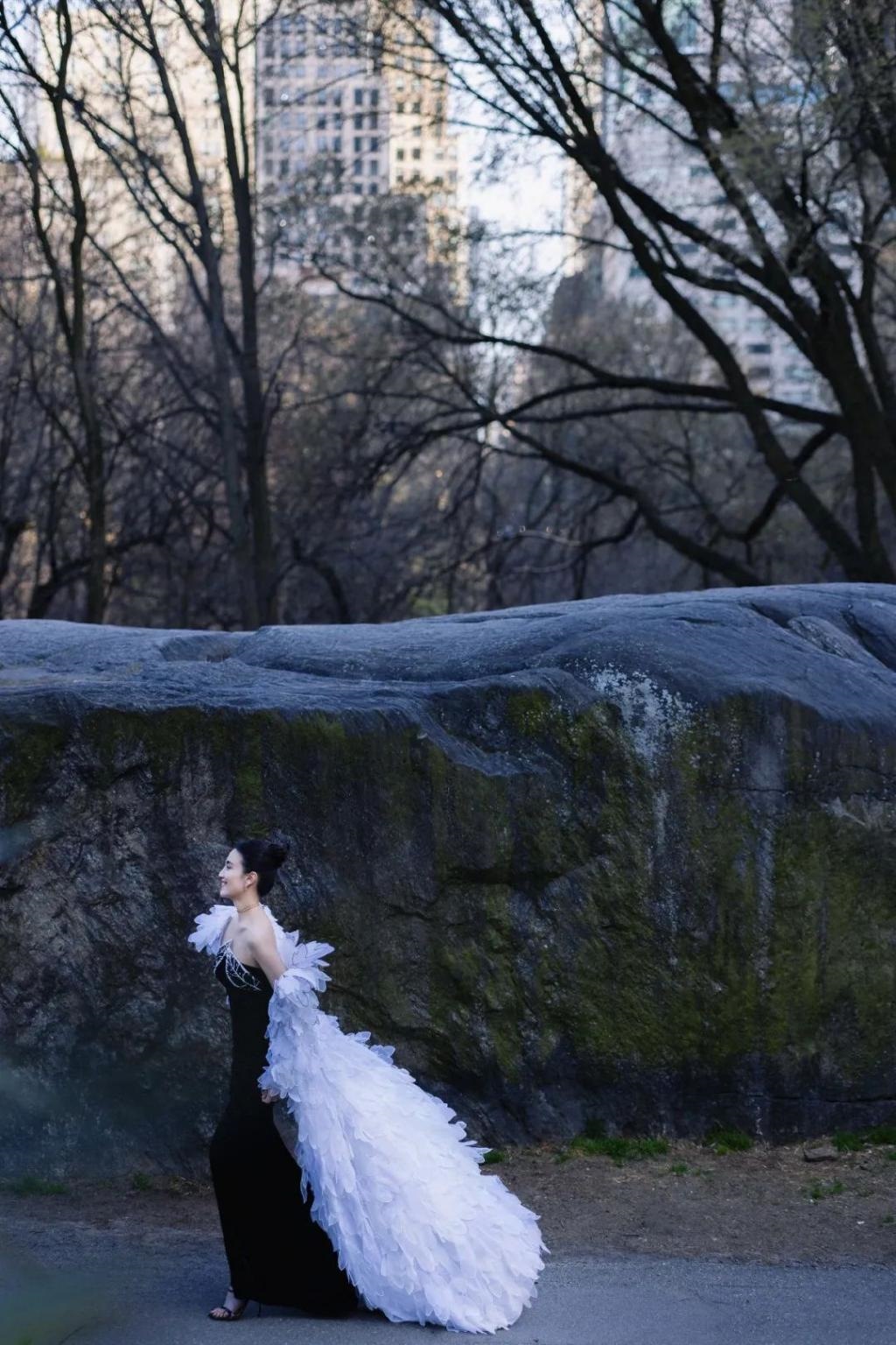 高定穿不完，封面上个遍……时尚圈为啥这么喜欢这位傻大姐？