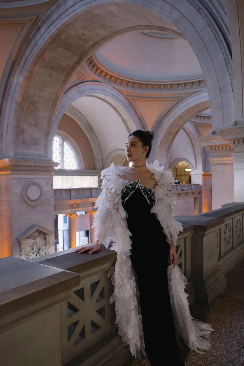 高定穿不完，封面上个遍……时尚圈为啥这么喜欢这位傻大姐？