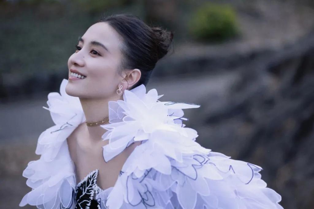 高定穿不完，封面上个遍……时尚圈为啥这么喜欢这位傻大姐？