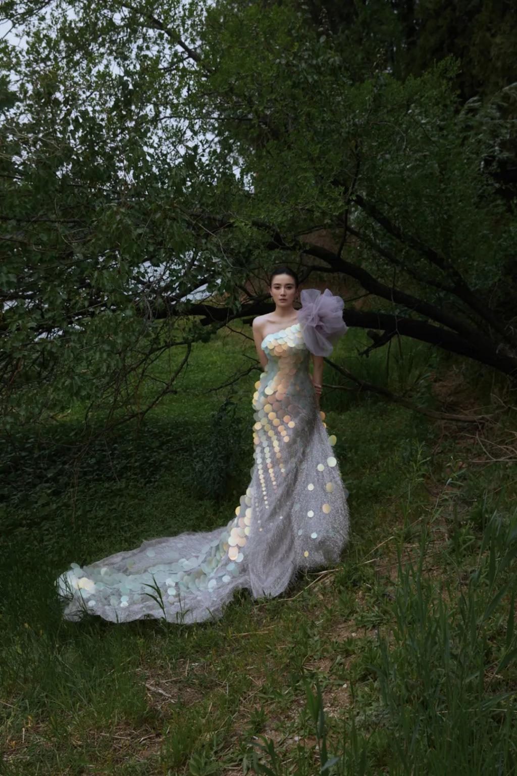 高定穿不完，封面上个遍……时尚圈为啥这么喜欢这位傻大姐？