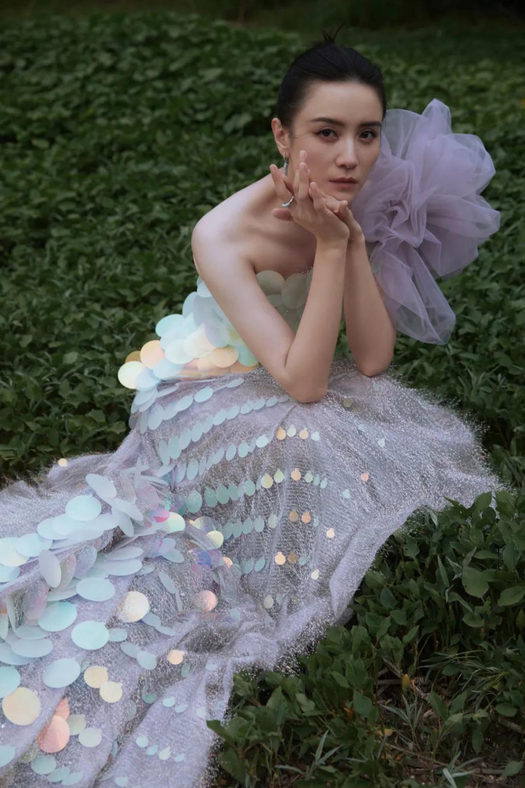 高定穿不完，封面上个遍……时尚圈为啥这么喜欢这位傻大姐？