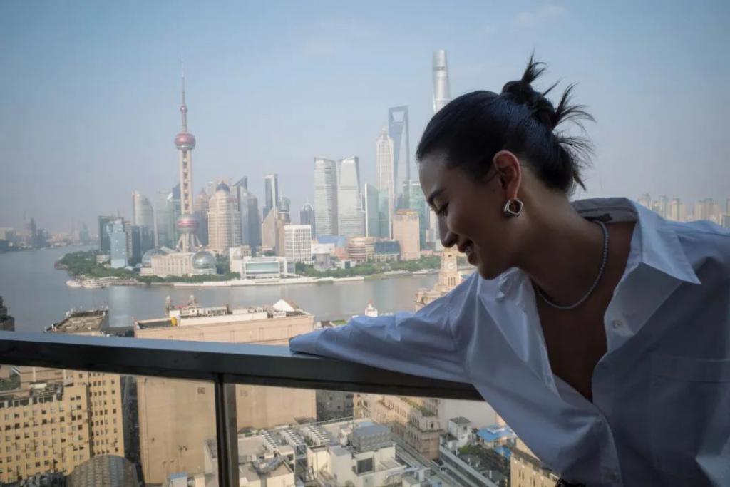 高定穿不完，封面上个遍……时尚圈为啥这么喜欢这位傻大姐？