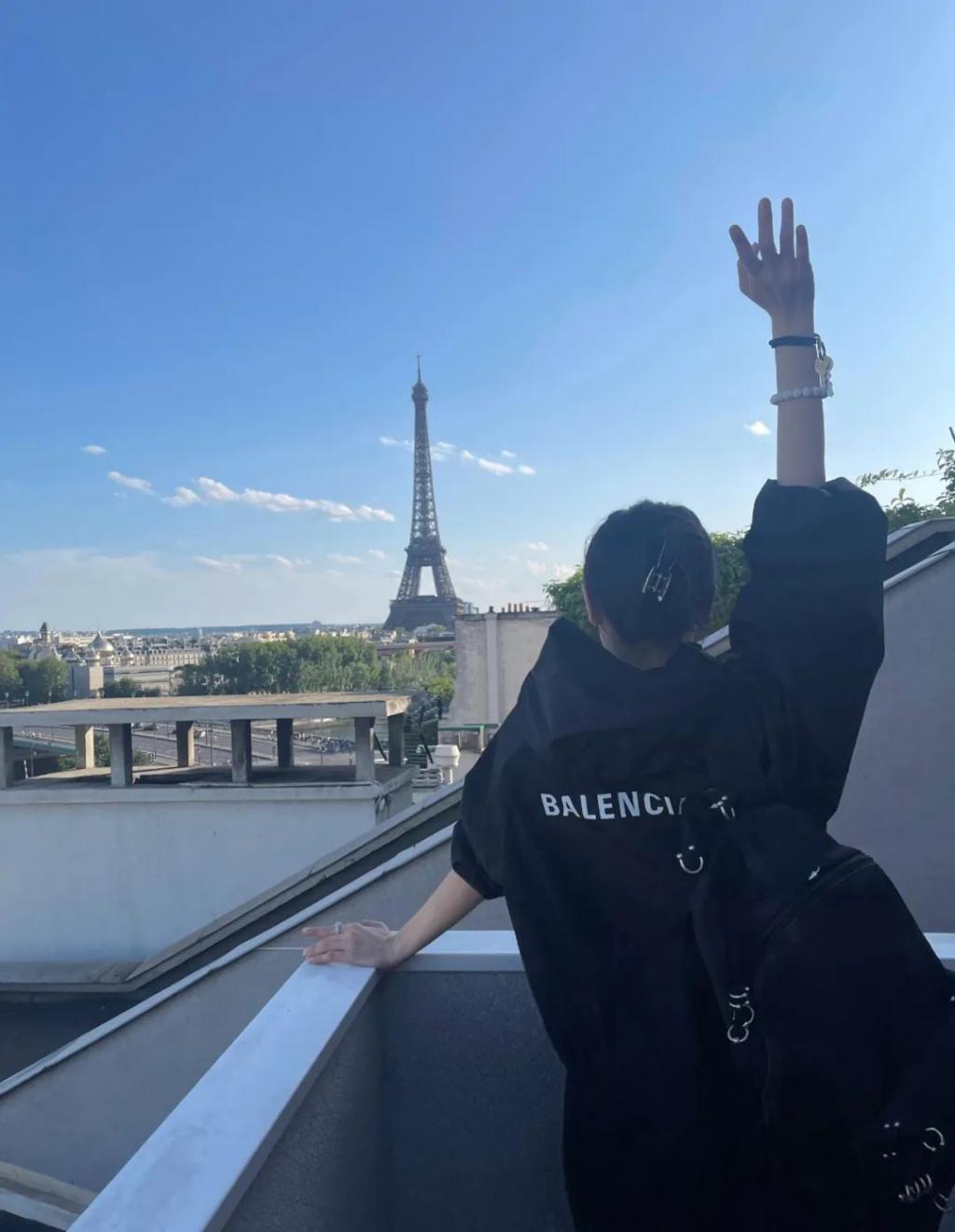 高定穿不完，封面上个遍……时尚圈为啥这么喜欢这位傻大姐？