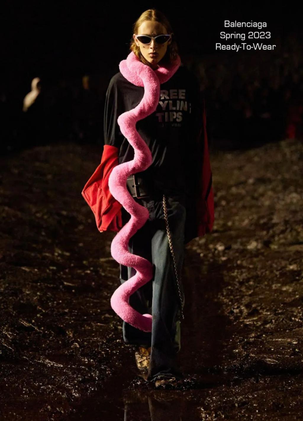 高定穿不完，封面上个遍……时尚圈为啥这么喜欢这位傻大姐？