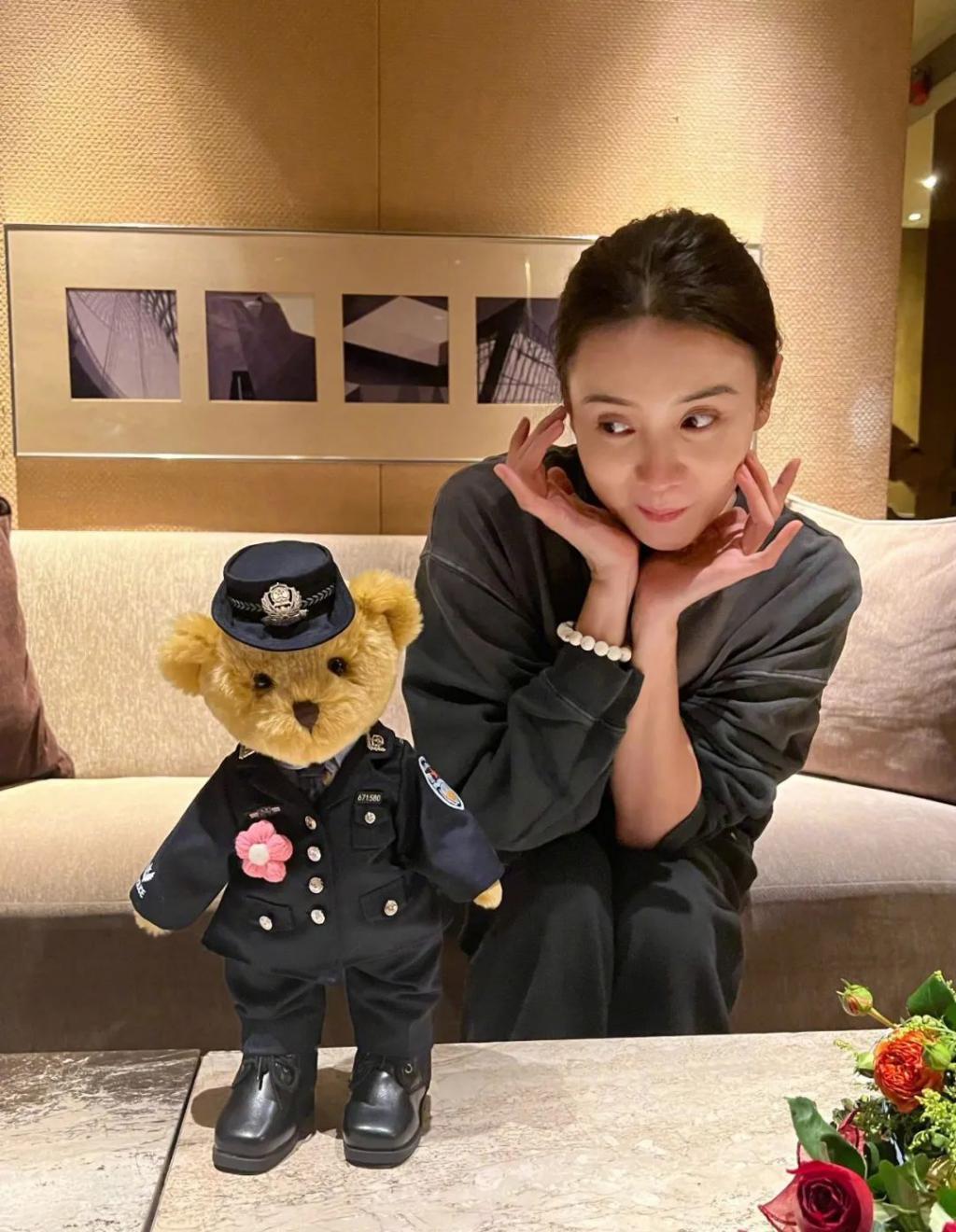 高定穿不完，封面上个遍……时尚圈为啥这么喜欢这位傻大姐？