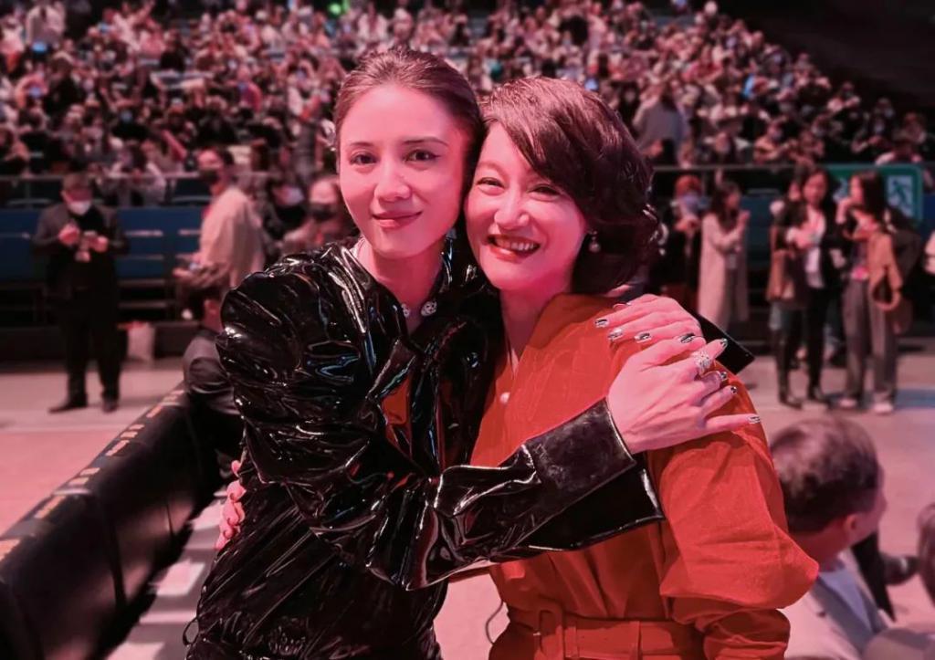 高定穿不完，封面上个遍……时尚圈为啥这么喜欢这位傻大姐？