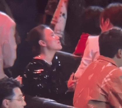 高定穿不完，封面上个遍……时尚圈为啥这么喜欢这位傻大姐？