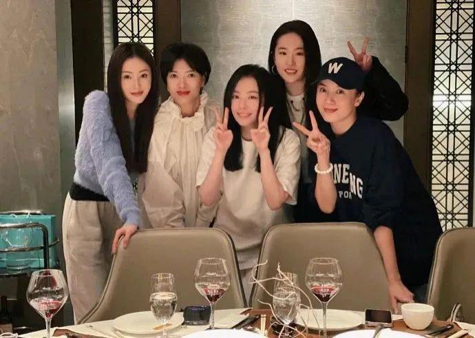 高定穿不完，封面上个遍……时尚圈为啥这么喜欢这位傻大姐？