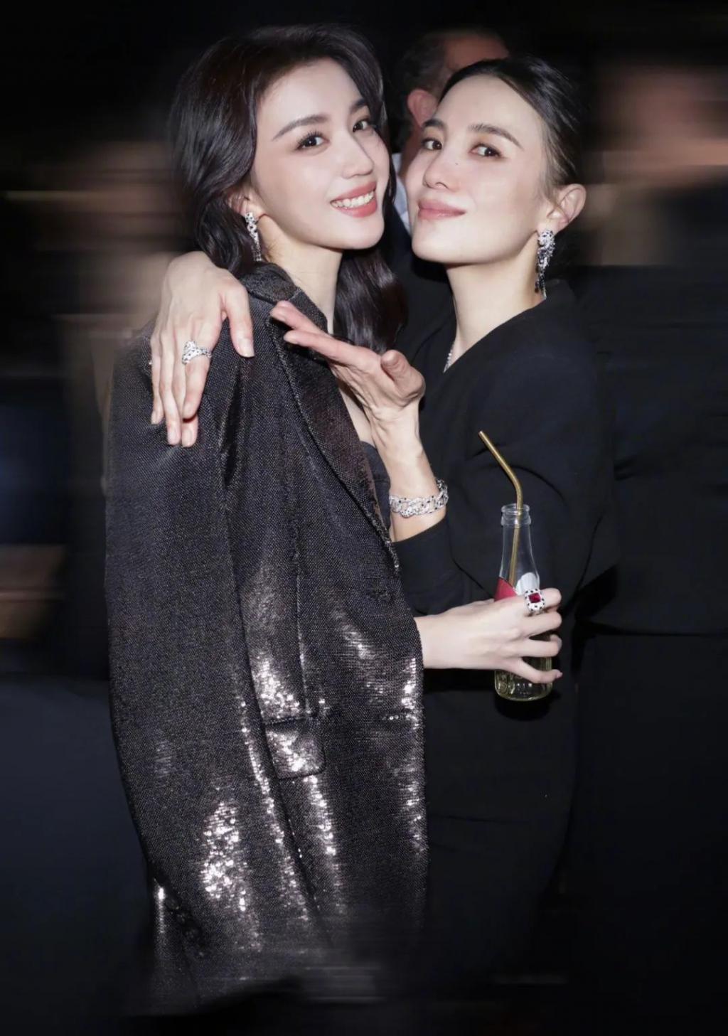 高定穿不完，封面上个遍……时尚圈为啥这么喜欢这位傻大姐？