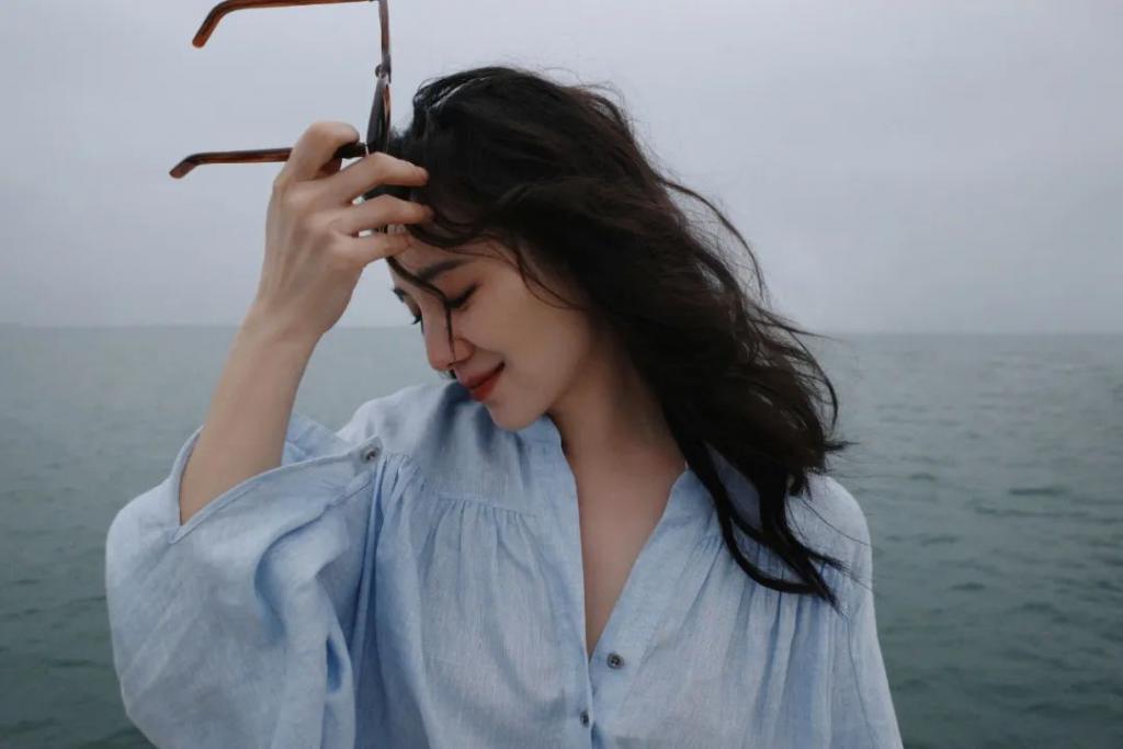 高定穿不完，封面上个遍……时尚圈为啥这么喜欢这位傻大姐？